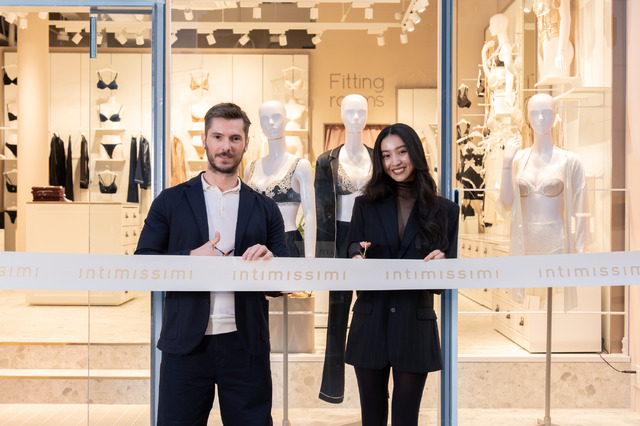 左：カルツェドニアジャパン株式会社 カントリーマネージャー、アンドレア・ジェンティーレ（Andrea Gentile）、右：Intimissimi ローカルアンバサダー Kōki,