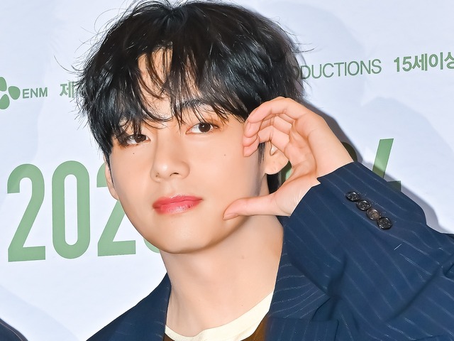 BTS・V、海外ファンによる“太っ腹”カムバック支援が話題！“バレーコート12面分”大型広告掲示