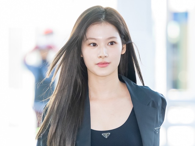 すんごい…TWICE・サナ、たっぷりボリュームで色気爆発！“透けミニワンピ”で見せたオトナの魅力