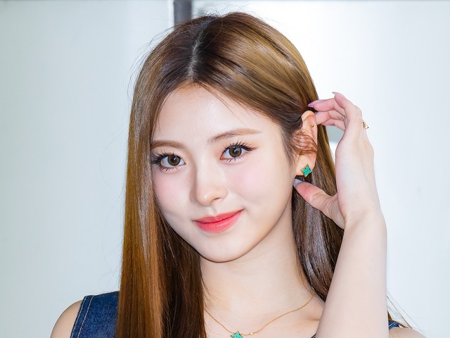 肌に吸い付くシルクドレスからの“生美脚”にドキッ…アンナ、ベッドで放つ色香にノックアウト