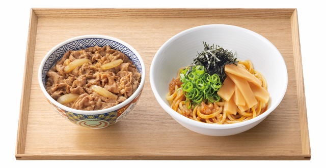 『牛丼（並）・油そば（並）セット』（店内税込価格950円、テイクアウト税込価格933円）