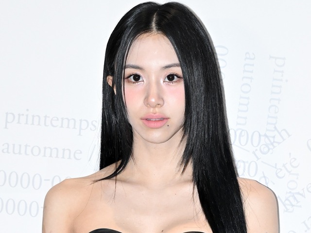 腕のタトゥーも堂々披露！TWICE・チェヨン、ミニ丈タンクトップから“白肌”あらわ「美しすぎる」