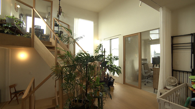 リビングダイニングと最上階の間には寝室と妻の書斎兼仕事部屋を設けた©MBS