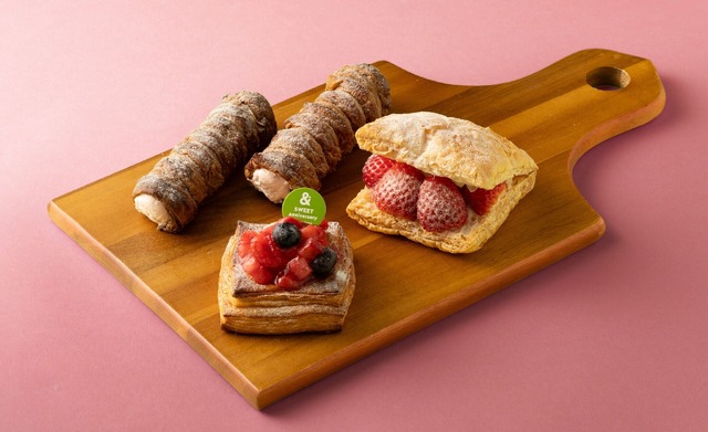 手前：「ベリーレアチーズデニッシュ」594円（税込）　右：「ストロベリーカスタードパイ」702円（税込）　奥：「苺クローネ」324円（税込）　左：「塩キャラメルクローネ」324円（税込）