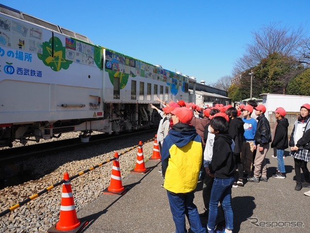 西武鉄道保線車両マルチプルタイタンパーを所沢市立北中小学校がラッピング
