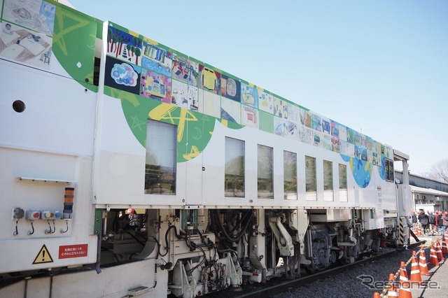 西武鉄道保線車両マルチプルタイタンパーを所沢市立北中小学校がラッピング