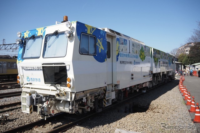 西武鉄道保線車両マルチプルタイタンパーを所沢市立北中小学校がラッピング