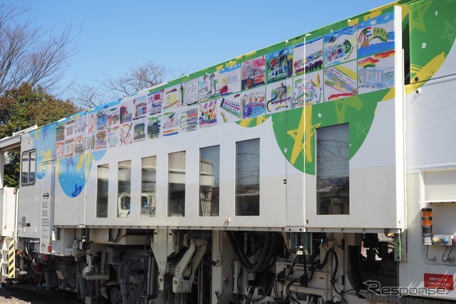 西武鉄道保線車両マルチプルタイタンパーを所沢市立北中小学校がラッピング
