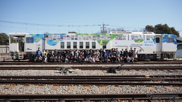 西武鉄道保線車両マルチプルタイタンパーを所沢市立北中小学校がラッピング