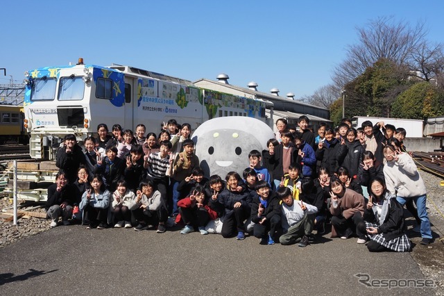 西武鉄道保線車両マルチプルタイタンパーを所沢市立北中小学校がラッピング
