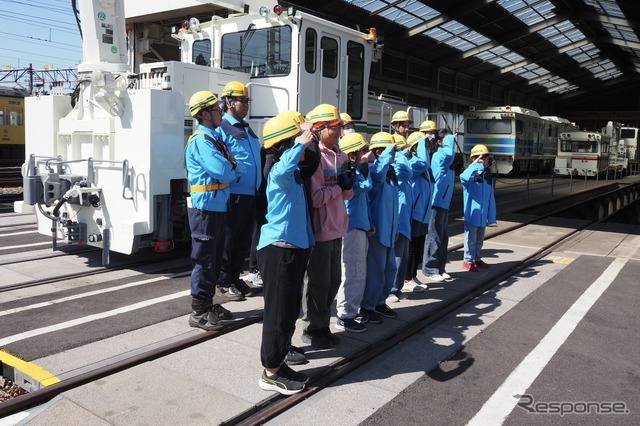 ヘルメットと作業着を着用