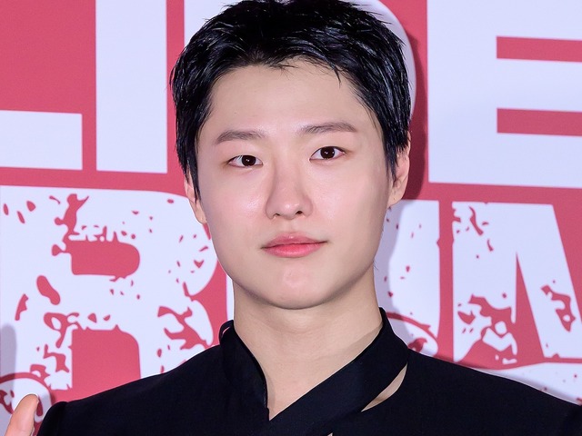 「今でも死因は分からない…」海外で父を亡くした韓国歌手、遺骨箱を抱え帰国した過去を告白