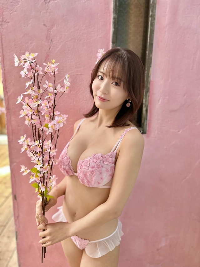 （写真は平嶋夏海の公式インスタグラムから）※所属事務所に掲載許諾をもらっています