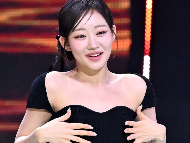 レースの“見せ下着”ファッションで視線を釘付けに、ジュリーの近況に「気絶させる気？」の声