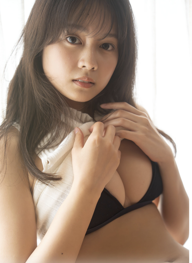 『デジタル原色美女図鑑　宮嶋くるみ　おうちデート』撮影：根本好伸（C）文藝春秋