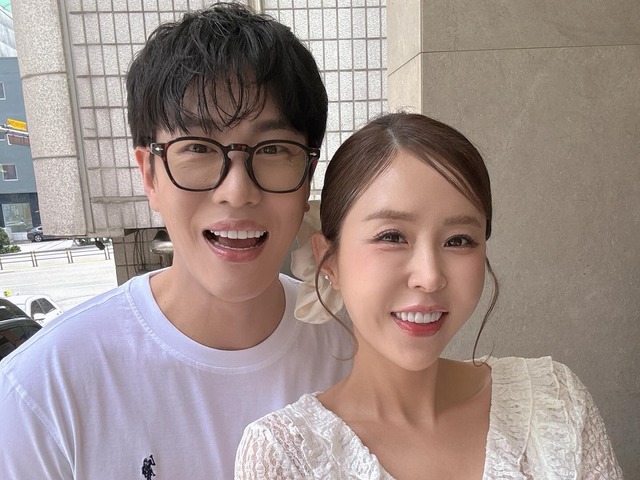 “全国民が反対した結婚” それでも…韓国の歌姫、7歳年下歌手とのウェディング撮影を公開「懸念わかっている」