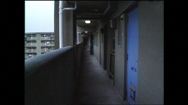 事件現場となった団地の廊下（C）NHK