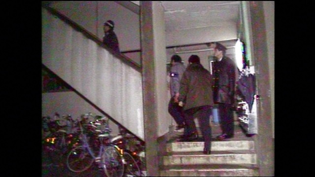 事件現場の団地　現場に入る捜査員（C）NHK