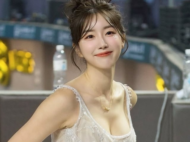 豊かな胸元！圧倒的なボリューム感に目を奪われる韓国“チア界の女神”、完璧肉体に驚嘆