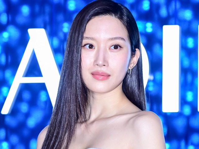 「ほぼ全部見えてる」衣装で話題に！ムン・ガヨン、ずり落ちそうな“紐なし”ドレスから美デコルテあらわ