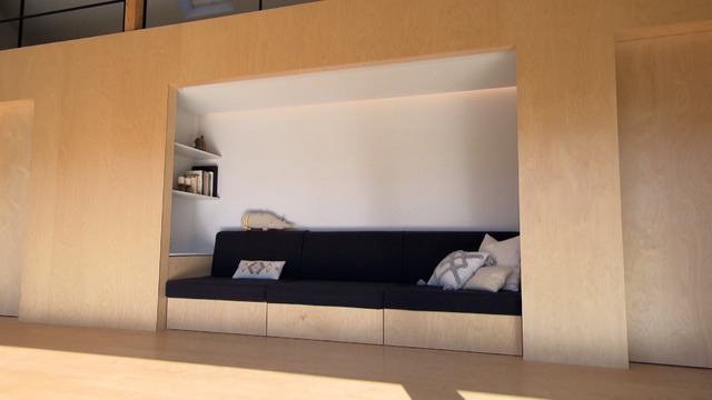 壁をくりぬいて取り付けたソファ©MBS