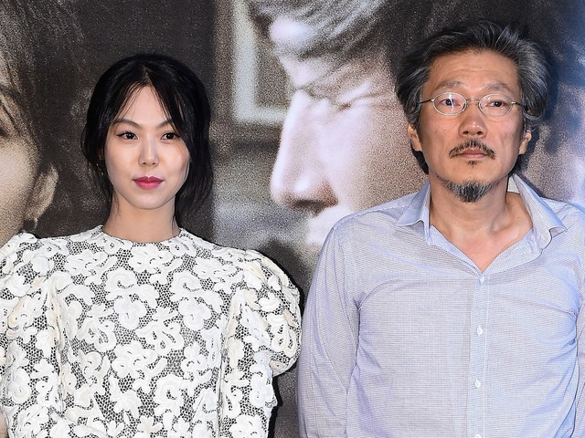 妻と離婚できないまま、“不倫関係”の女優を出産させた韓国映画監督（65）　親子3人での目撃談が話題
