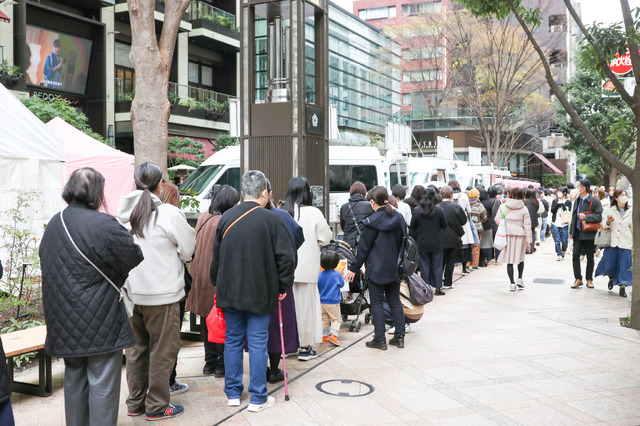 『SAKURA FES NIHONBASHI 2026』日本橋パフェス会場前に並ぶ長蛇の列【撮影／平木昌宏】