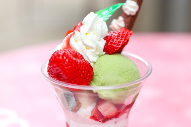 「ごろごろあまおうと抹茶のパフェ」2,000円【撮影／平木昌宏】