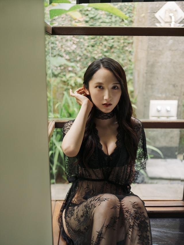 先行カット／AKB48・長友彩海1st写真集『予定外の瞳』(C)KADOKAWA(C)DH PHOTO/下田直樹