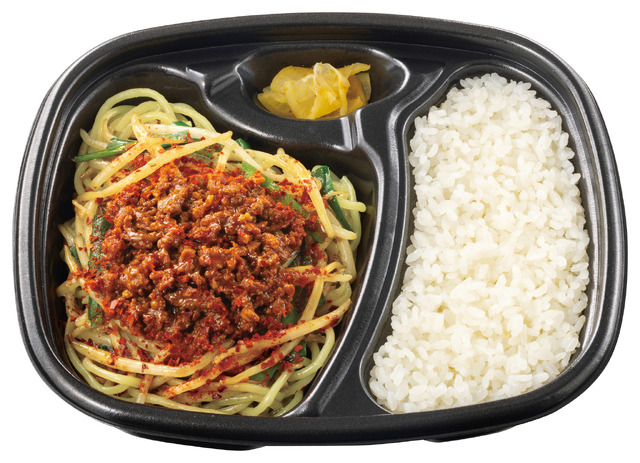 追い飯で最後まで楽しめる！ 辛旨台湾まぜ麺弁当　790円（税込） ※温玉付き：890円（税込）