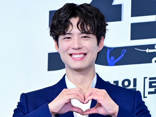 俳優パク・ボゴム、助っ人として来た年下女優に「可愛い」を連発！赤ちゃんをともにあやす場面も