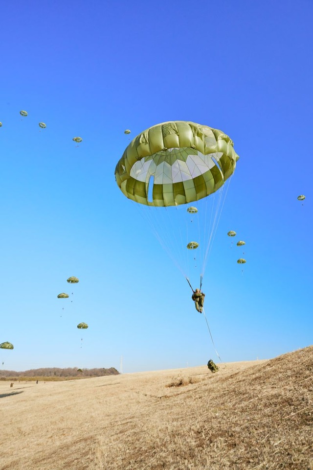 空挺団の隊員たちは見事な落下傘降下を披露した。落下傘降下は作戦成功のための手段の１つ。目標地域に次々と着地した隊員たちは続けて戦闘行動の準備を進めるのだ