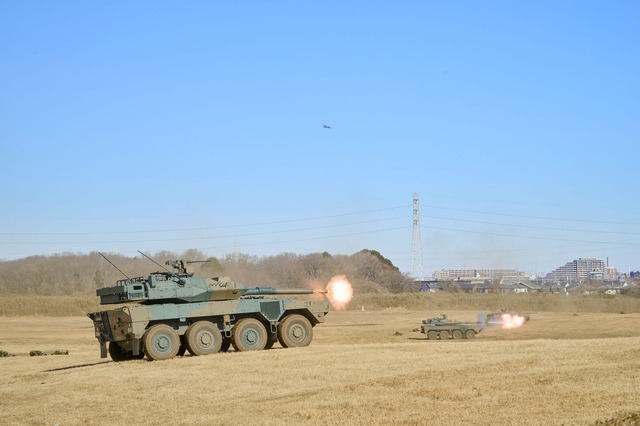 即応機動連隊の主力装備品である16式機動戦闘車も参加。105ミリ砲の火力と最高時速100キロメートルの機動力で、戦況を優位に導いていく