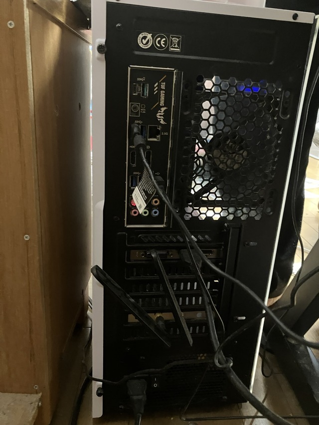 M.IさんのデスクトップPCの背面。Wi-Fi 6対応無線LANカードを増設し、無線接続でオンラインゲームを楽しんでいる