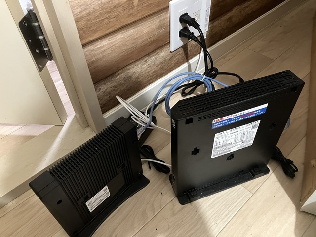 BIGLOBE光10ギガで利用している機器構成。左側の小型機器が10G-EPON対応ONU、右側がレンタルルーター「XG-100NE」