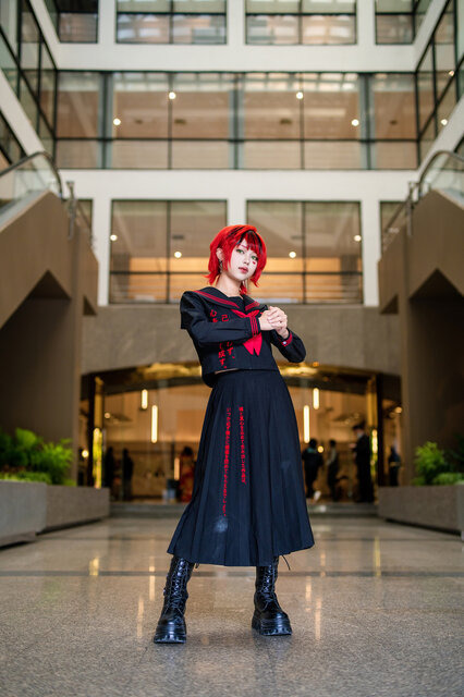 同イベントマスコットキャラ「愛ちゃん」のコスプレをするステージMC