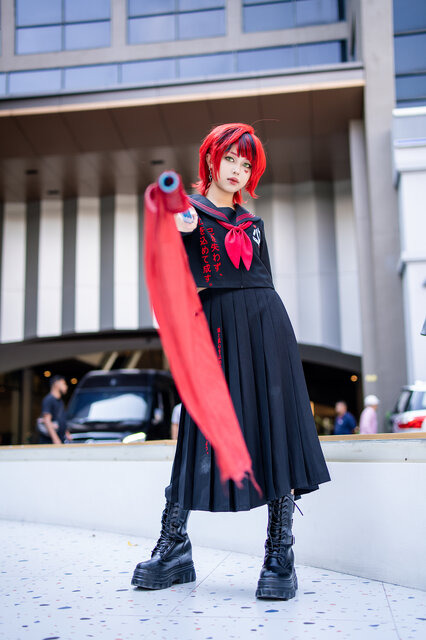 同イベントマスコットキャラ「愛ちゃん」のコスプレをするステージMC