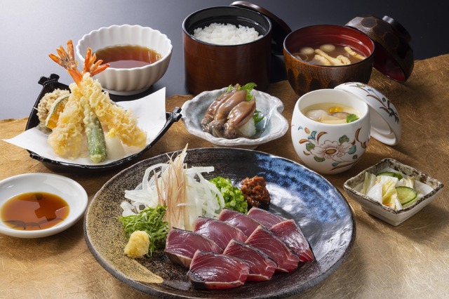 「藁焼きかつおのお楽しみ膳」（税込２,８４９円）