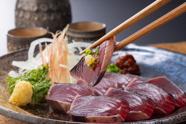 「藁焼きかつおのたたき（８枚）」（税込１,３０９円）