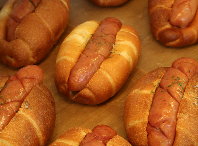 スモークソーセージ塩パン(680円)