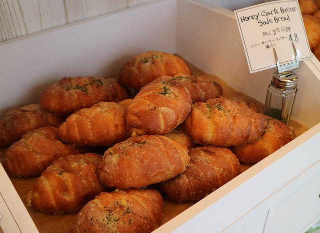 ハニーガーリックバター塩パン(480円)