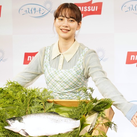 のん、サーモン一匹プレゼントに感動！エプロン姿で調理実演も 画像
