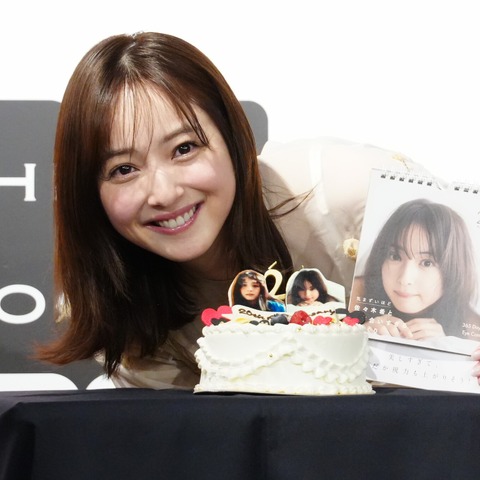 佐々木希、カレンダー発売！スッピン＆短パンショットは「普段の私」「子供が撮ってくれたかのよう」 画像