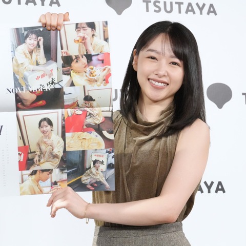 桜井日奈子、カレンダー発売イベントは“肩だし衣装で女っぽく”！「30歳の年は祭りにしたい」 画像
