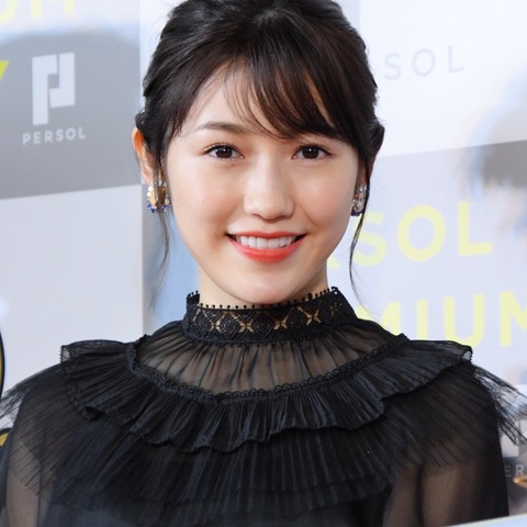 柏木由紀、渡辺麻友は「パンツをずらして生のお尻を見せる」と暴露! 画像