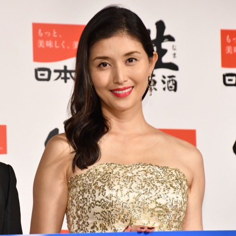 橋本マナミ、背中ザックリ大胆ドレスで報道陣を悩殺 画像