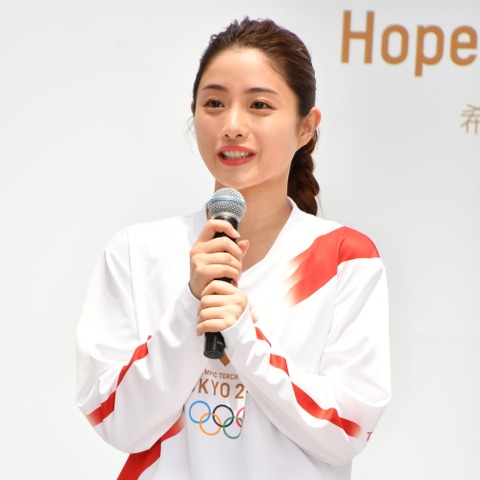 石原さとみ、47都道府県に友達を作りたい!聖火ランナーユニフォームを着用してお披露目 画像