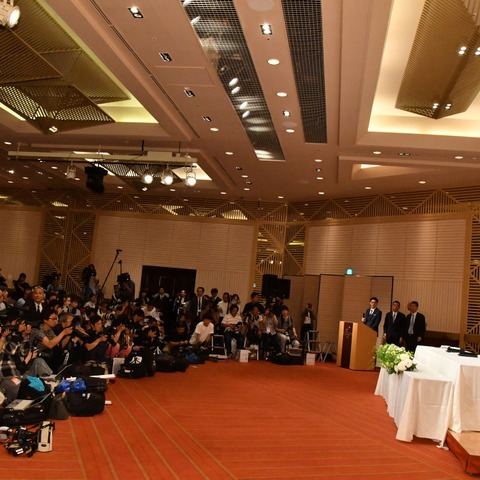 山里亮太&蒼井優が結婚報告記者会見、報道陣100社以上が集結 画像