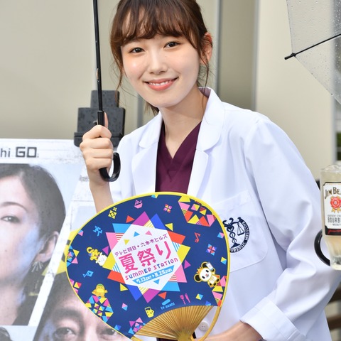 飯豊まりえが白衣姿を披露、綾野剛のSNSでの思わぬ行動に歓喜! 画像