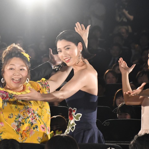 三吉彩花、胸元&背中を大胆露出のドレス姿で“「狙いうち」ダンス”を披露 画像